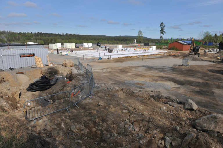 Utrykningstjenester, feierne og kommunalteknikk får plass i nytt senter på Sjøli mellom Skotterud og Matrand.