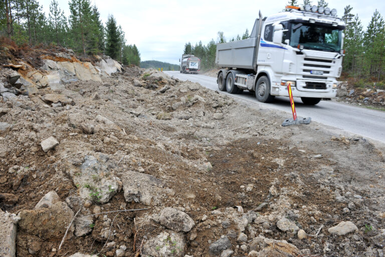 Når utbedringsarbeidet er gjort skal veibredden være lik over hele strekningen.