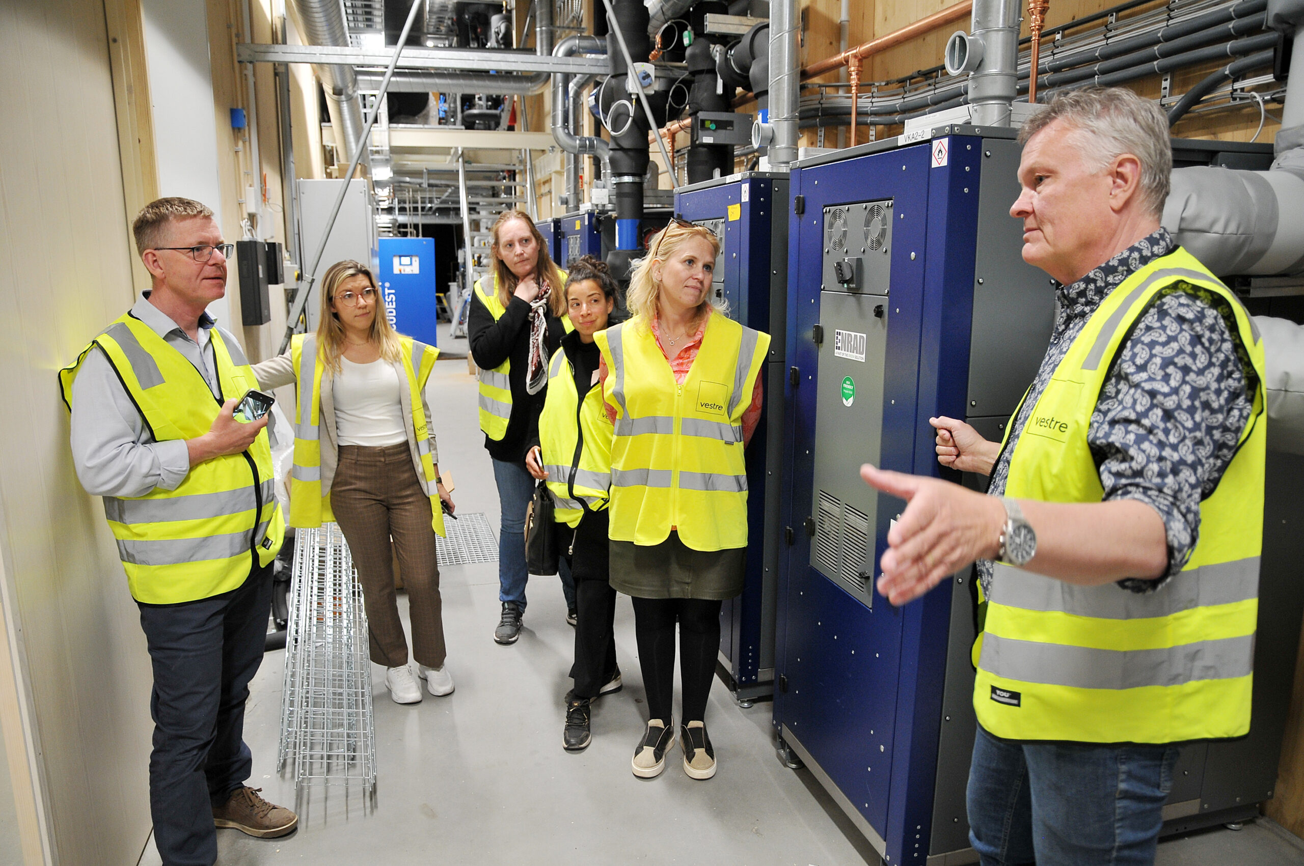 Konsernsjef Stefan Tjust (th) forteller om varmepumpeteknologi og varmegjenvinning på Vestres nye fabrikk på Magnor. Fra venstre Jon Kristiansen NHO, Anna Molberg Høyre. Lise Selnes Arbeiderpartiet, Linn Alicia Slora Kristiansen NHO og Kamilla Thue ordfører Eidskog kommune.