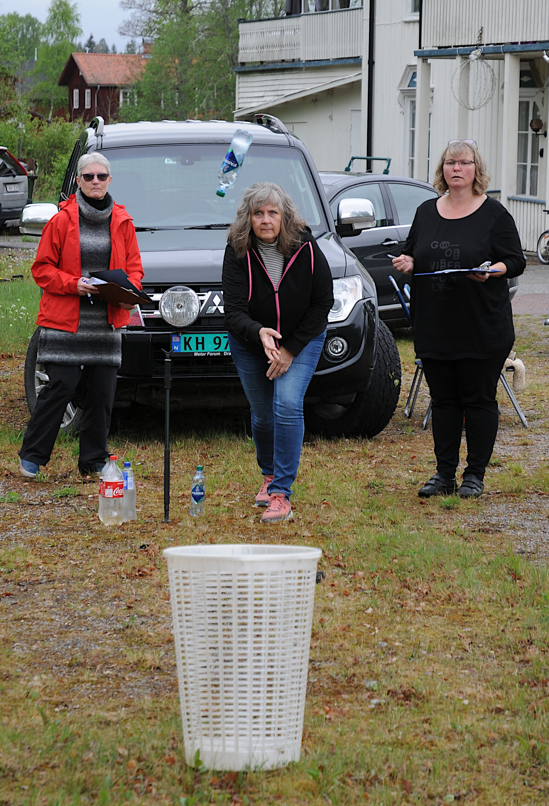 Stilren og konsentrert flaskekasting. Bente Dammen fra Bordertown Cruisers følger med mens Anne Kongsrud fra Kongsvinger og Lena Myhre fra Eidskog henholdsvis kaster og noterer.