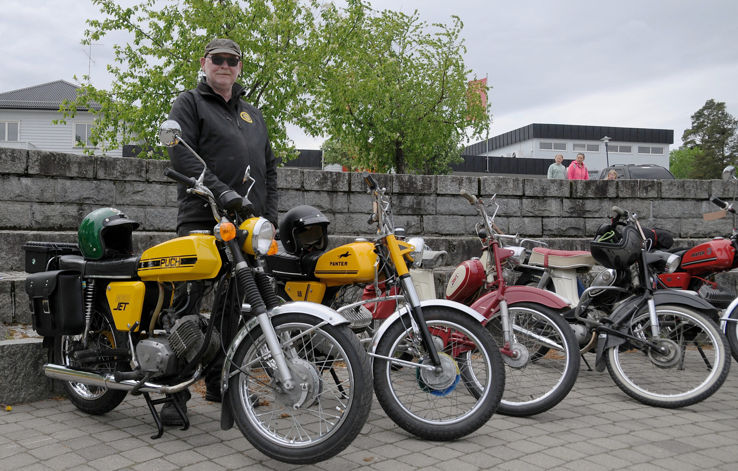 Puch M50 Jet 1973, Tempo Panter 50 1973 og Kåre Roar Olsen. Olsen fikk Panteren i 50-års gave. Siden har det blitt flere og alle er gule.