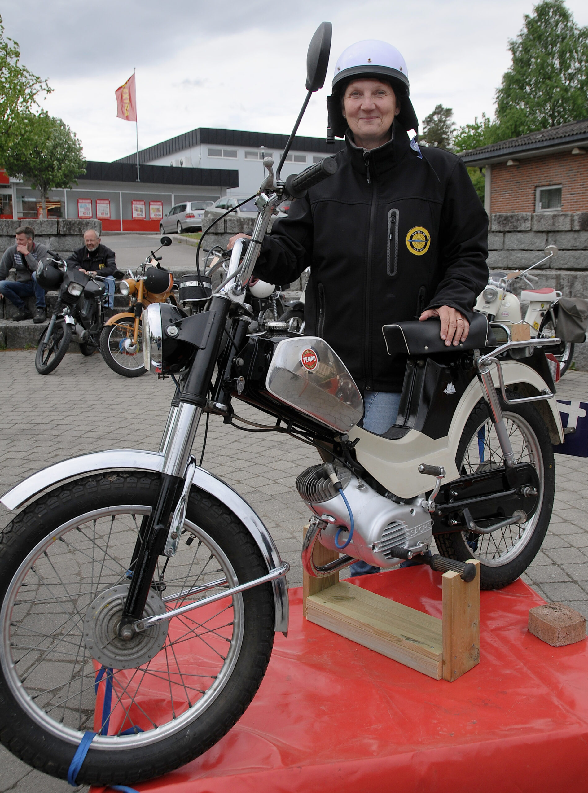 Elin Kolbjørnsrud har vært med i Blåreik MC siden 2006. Mopedstallen består av en Tempo Corvette 380 1980 modell og en Tempo Corvette de luxe 240 fra 1962. Med seg i klubben har hun både mann, datter og svigersønn.