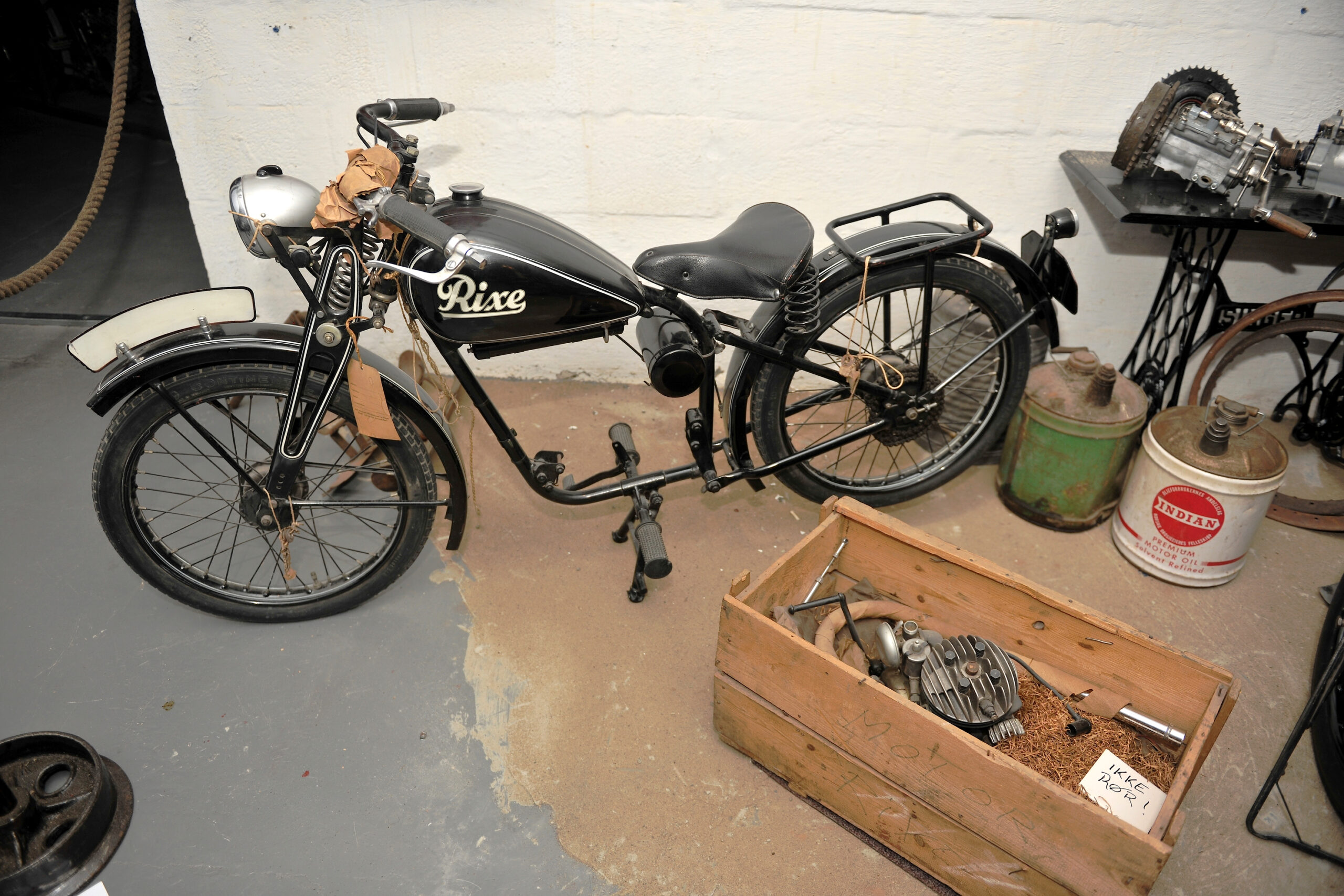 Rixe 1939 modell med 98 cc motor. Aldri startet, havnet på et lager rett før krigen og ble glemt. Helt til den havnet på Skandinavisk Motorsykkel Center.