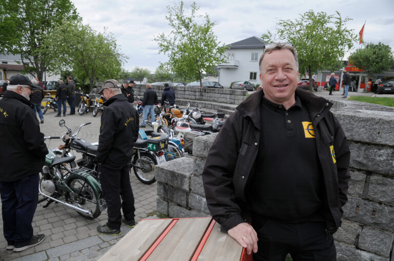 Fra Blåreik Moped Clubs vårmønstring på Skotterud nylig. Politikerne er straks klare med den årlige formaliteten med å frita klubben, her ved Øystein Jegerud , for eiendomsskatt.