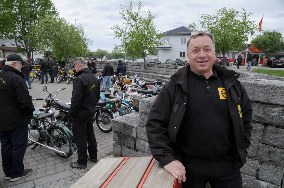 Fra Blåreik Moped Clubs vårmønstring på Skotterud nylig. Politikerne er straks klare med den årlige formaliteten med å frita klubben, her ved Øystein Jegerud , for eiendomsskatt.