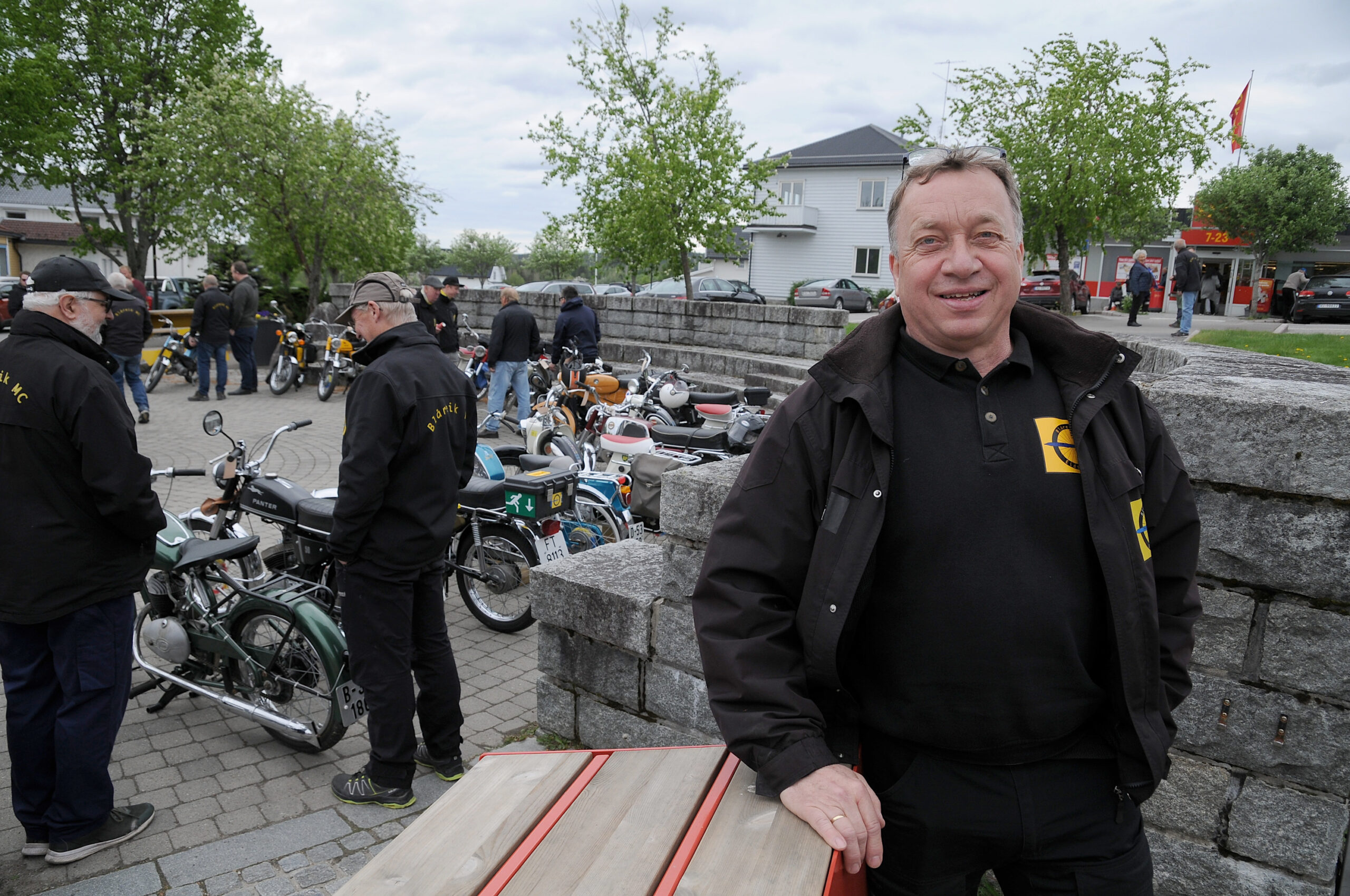 Blåreik og vårmønstring har blitt en tradisjon på Skotterud. Øystein Jegerud er president i det som trolig er en av Norges største mopedklubb.