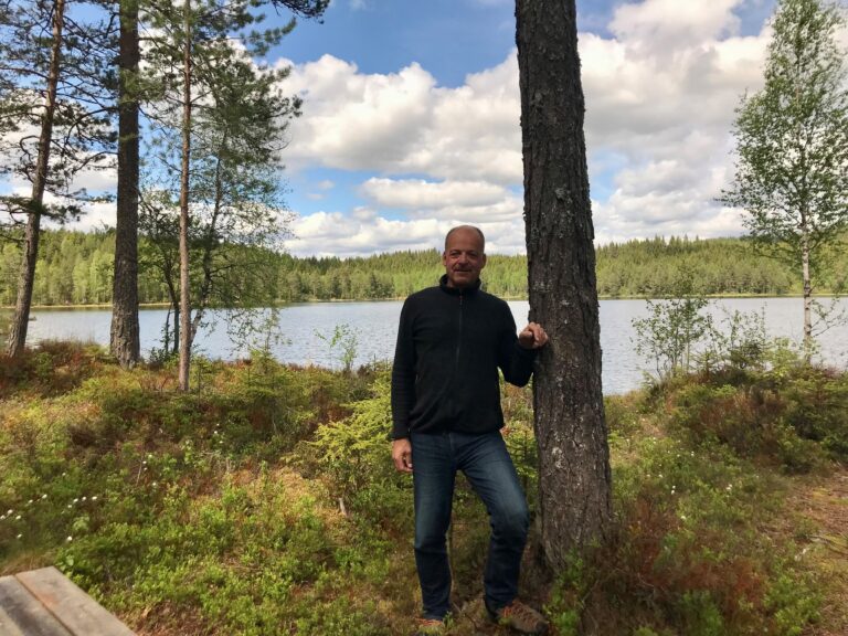 Nils Lorentz Sæthern søker tilskudd fra ulverevir-potten i Eidskog.
