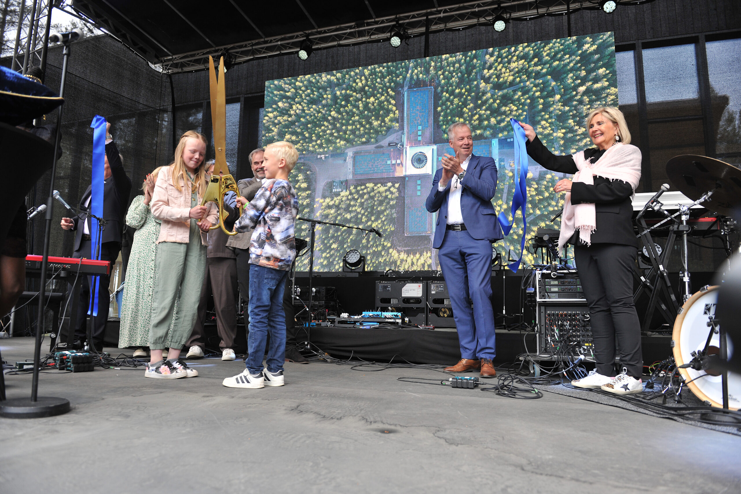 Mathilda Furuseth og Felix Schulstad fra Magnor klippet blått bånd.