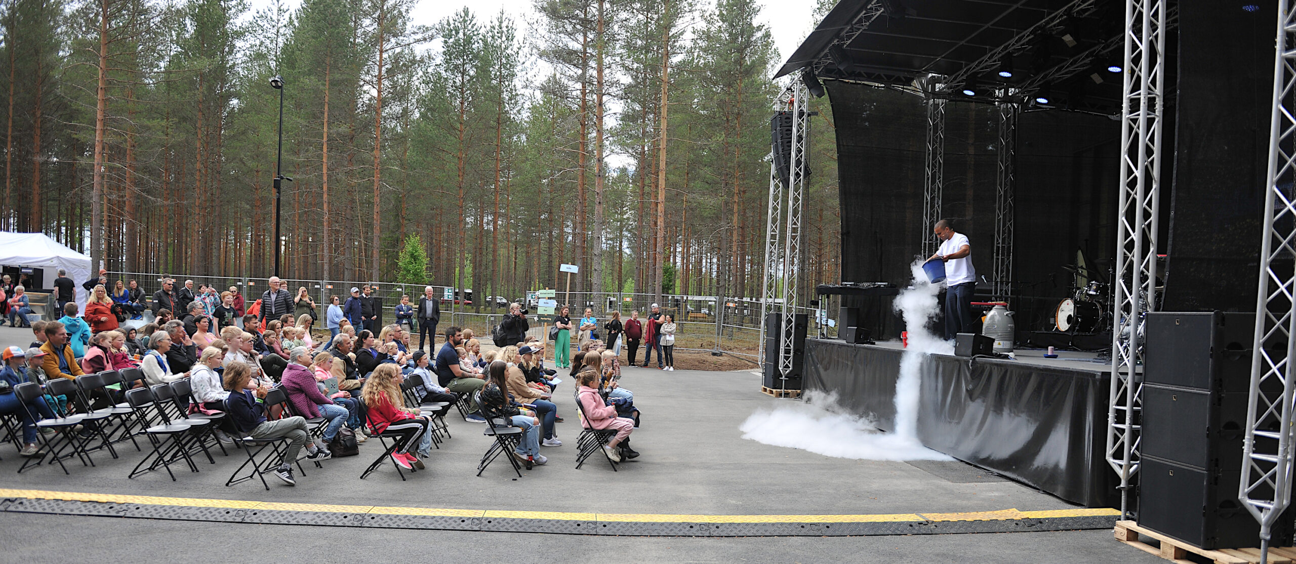 NRK-kjendis Dennis Siva underhold barna i fyr og flamme med frossent show.