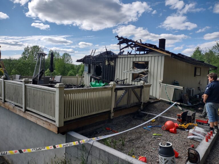 Boligen, som ligger langs Tollefsbølvegen, ble totaltskadet i brannen.