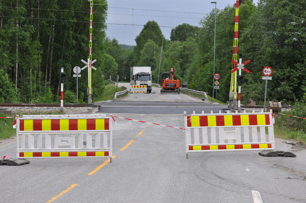 Veiarbeidene er igang ved jernbaneovergangen på Skotterud.