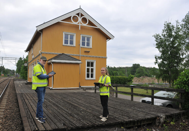 Stasjonsbygningen på Skotterud skal registreres av Harald Tallaksen og Silje Ildgruben i Asplan Viak.