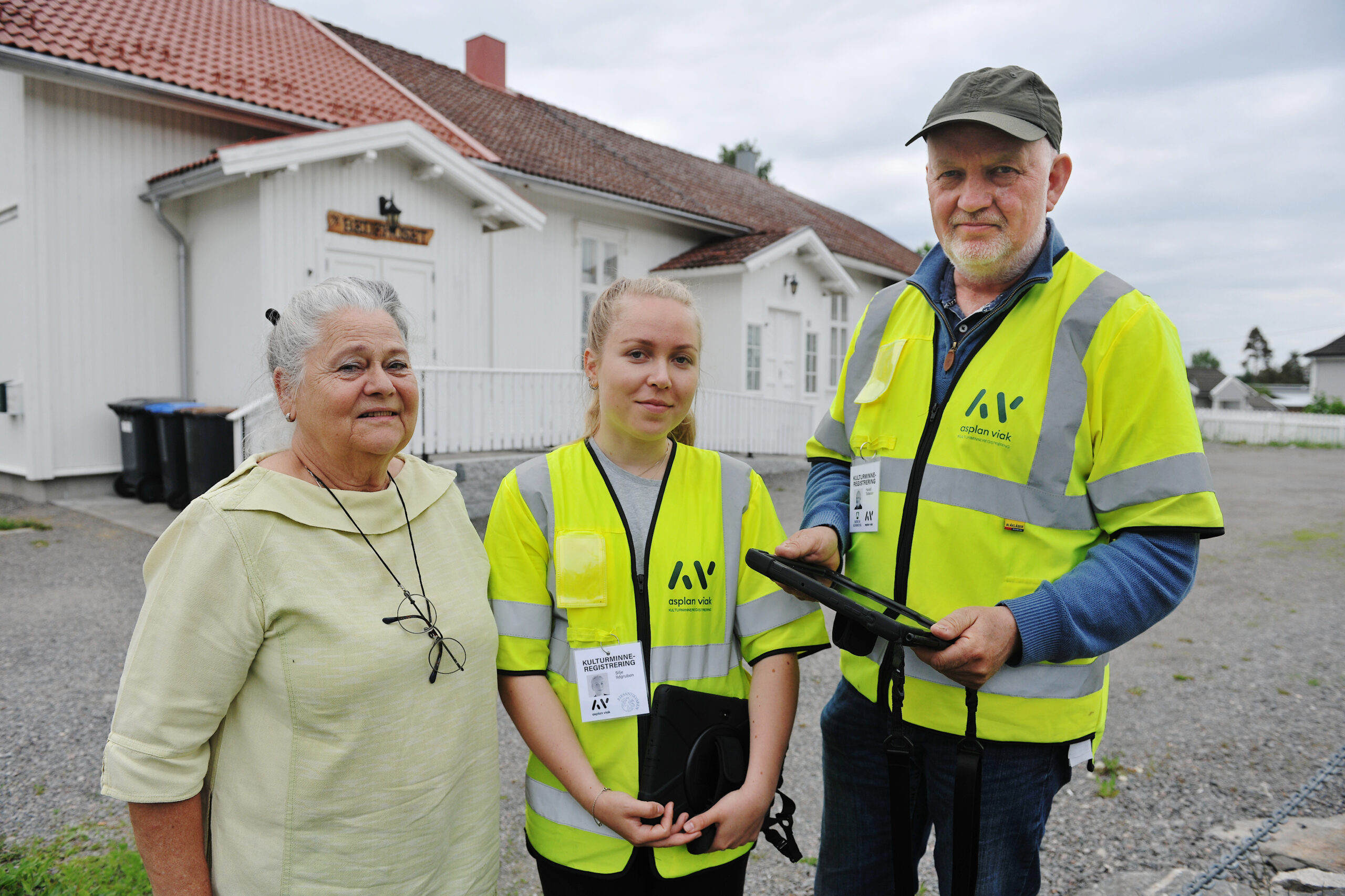 Kulturkonsulent i Eidskog Kommune Anne Grete Melbye, Silje Ildgruben og Harald Tallaksen fra Asplan Viak foran det SEFRAKregistrerte bedehuset i Skotterud sentrum.