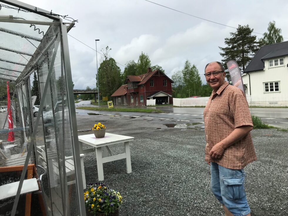 Kokk og dobbel huseier Jan Erik Stormo har tøffelavstand til boligen fra gatekjøkkenet han driver. Gamlehuset er under renovering og skal bli produksjonskjøkken for catering og selskapsmat.
