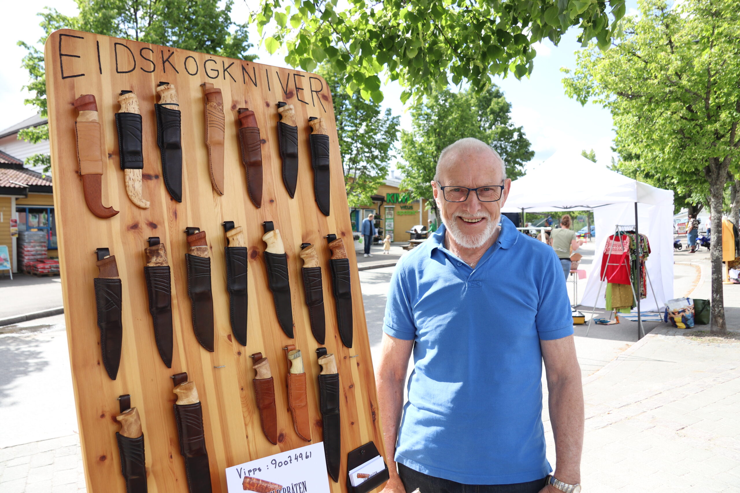 Arild Bråten med et utvalg kniver fra verkstedet i Hallbekken.