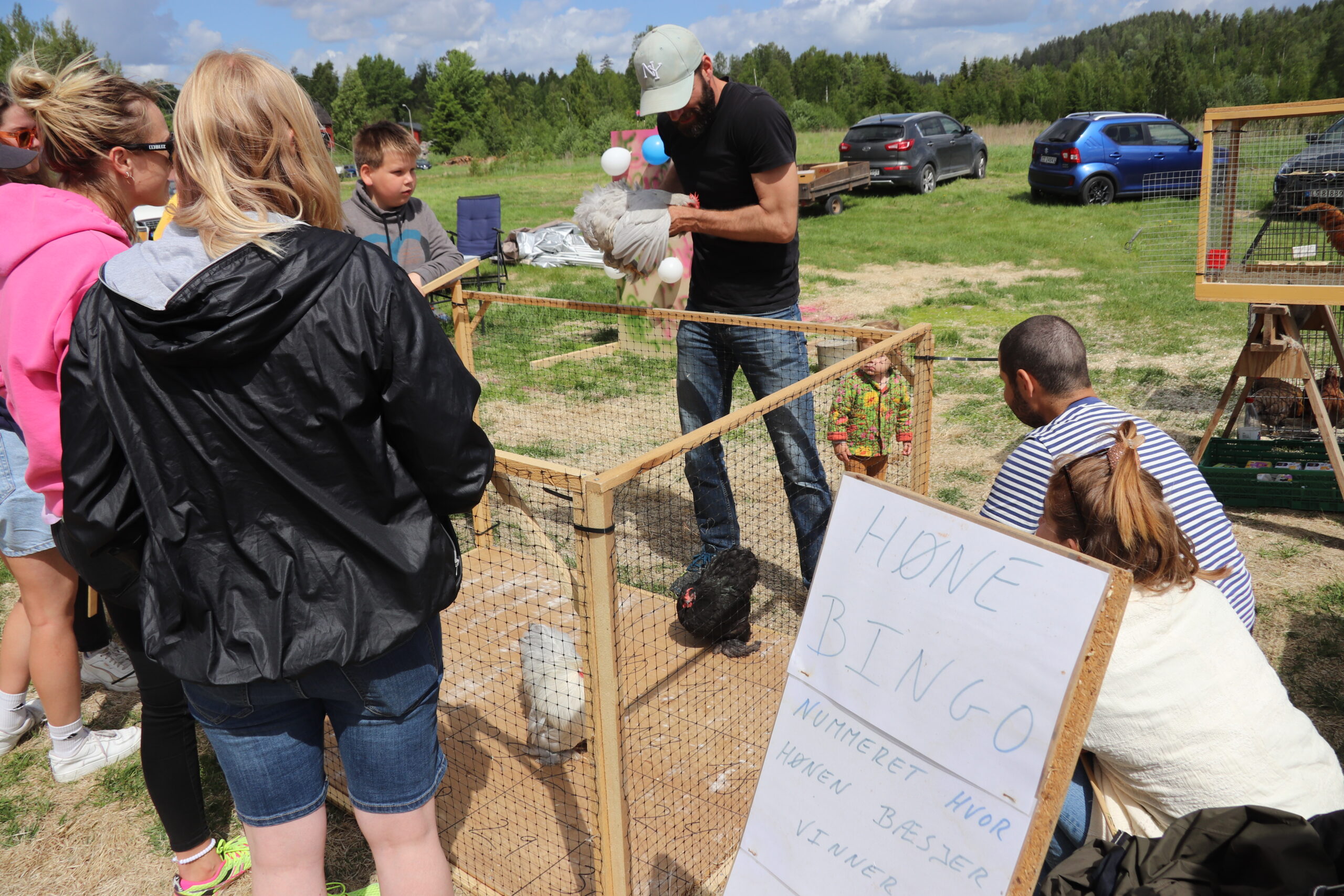 Høne-bingo på Vestmarka med Ljøner-bonde John Wirkola Dirksen.