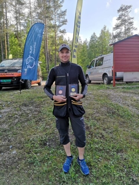 Knut Andre Holøien med lag-gullmedaljen og individuell bronse etter landsdelmesterskapet i helgen.
