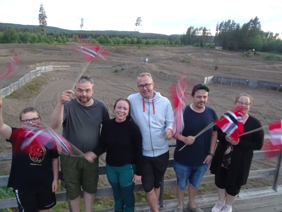 Spontan jubelsamling ved crossbanen på Magnor. På vegne av 170 medlemmer i Eidskog MX flagget Jonas Halle (f.v.) samme med store deler av styret; Solvår Taugbøl, Eivind Halle, Tomas Ottesen, Tim Slåstad og Ida Martinussen. Styremedlemmene Ida Rønning Olsen, Jane og Sten Grosberghaugen jublet hjemmefra.