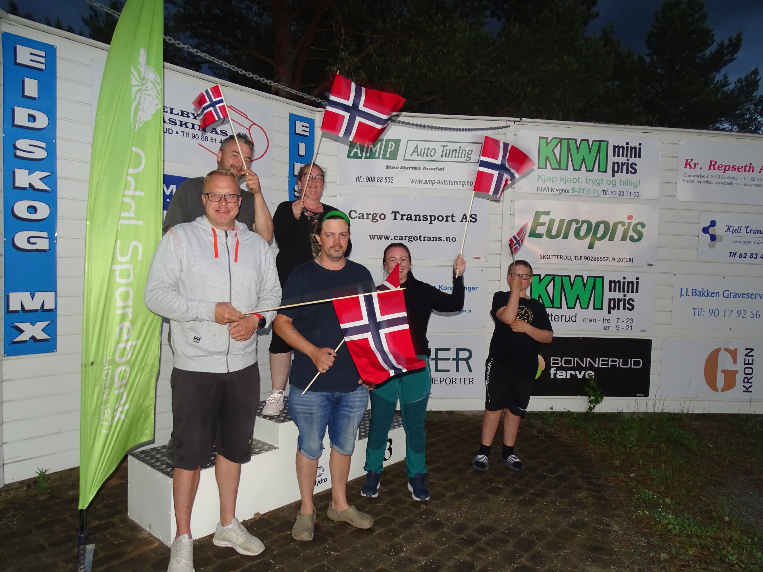 Alle på seierspallen under feiringen i Eidskog MX tirsdag kveld.