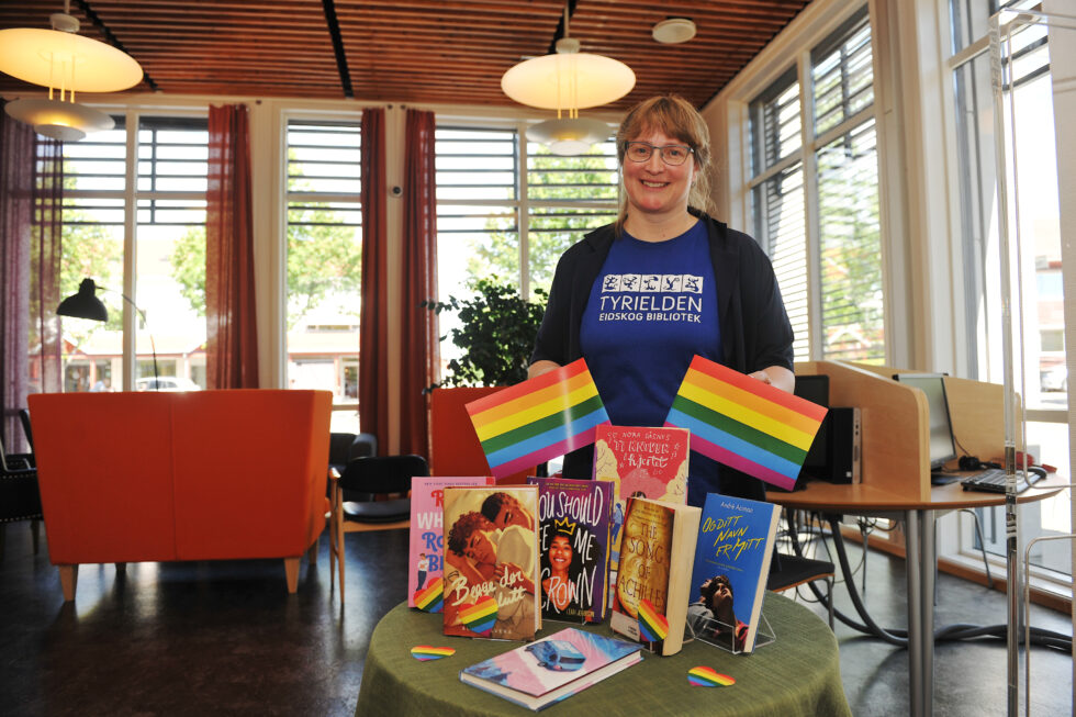 Hele juni vil et utvalg skjønnlitterære LHBTIQ bøker stå framme i Tyrielden bibliotek for å markere Pride forteller Biblioteksjef Randi Heggland Strøm.