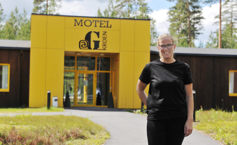 Daglig leder Cilia Kyle på G-Kroen Restaurant og Motell har bra belegg på motellet og økende trafikk i restauranten.
