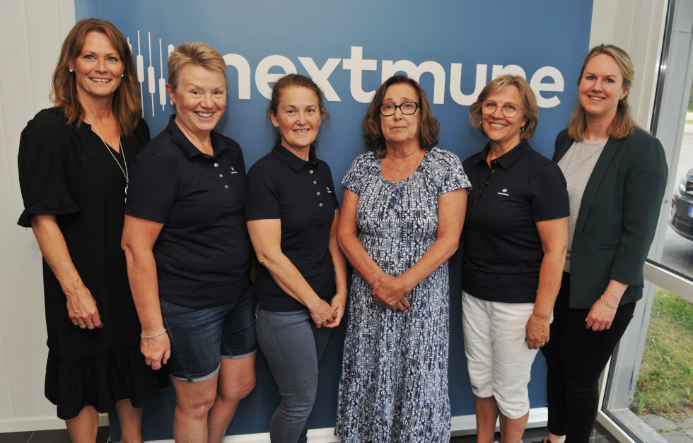 Lise Evensen er ansvarlig for Nextmune i Skandinavia. Hun holder ei flaske med Omega 3 - ett av Nextmunes viktigste produkter.