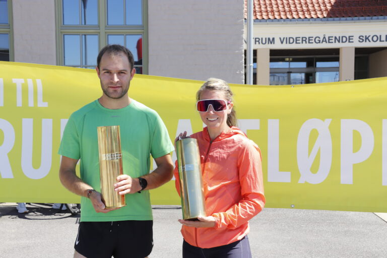 Henrik Nilsson og Linn Vibekken med Artellerioberstens vandrepokal.