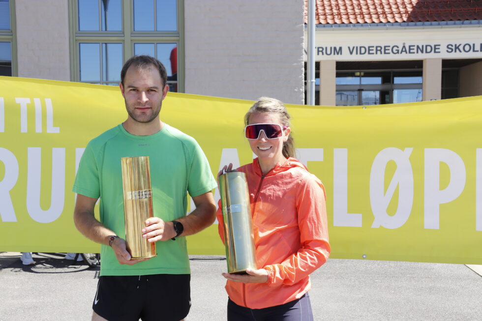 Henrik Nilsson og Linn Vibekken med Artellerioberstens vandrepokal.