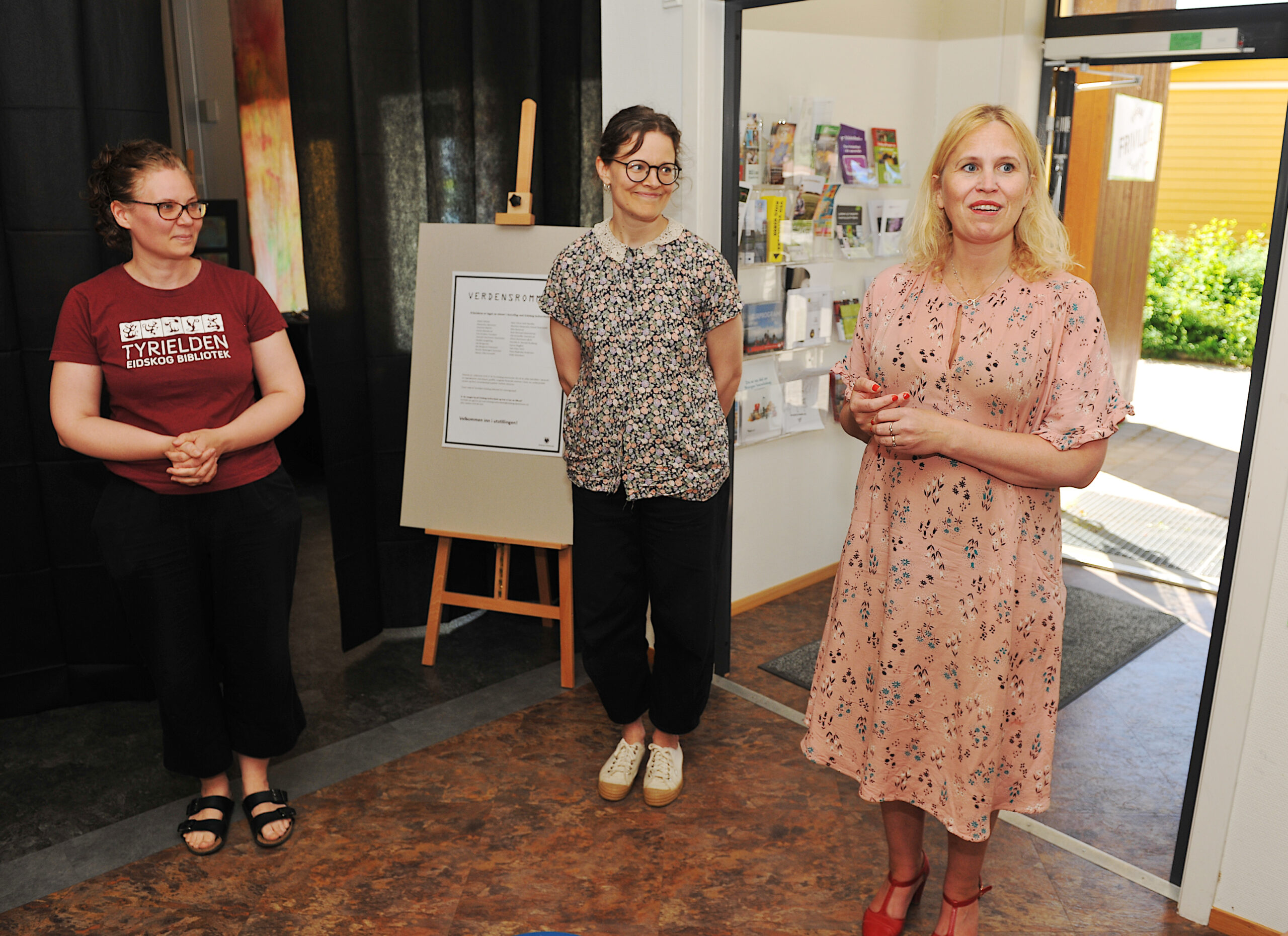 Ordfører Kamilla Thue ønsket velkommen og åpnet Kulturskolens utstilling med temaet verdensrommet på Tyrielden bibliotek. Til venstre Ingunn Espeland fra biblioteket og faglærer i visuell kunst Caroline Olsson.