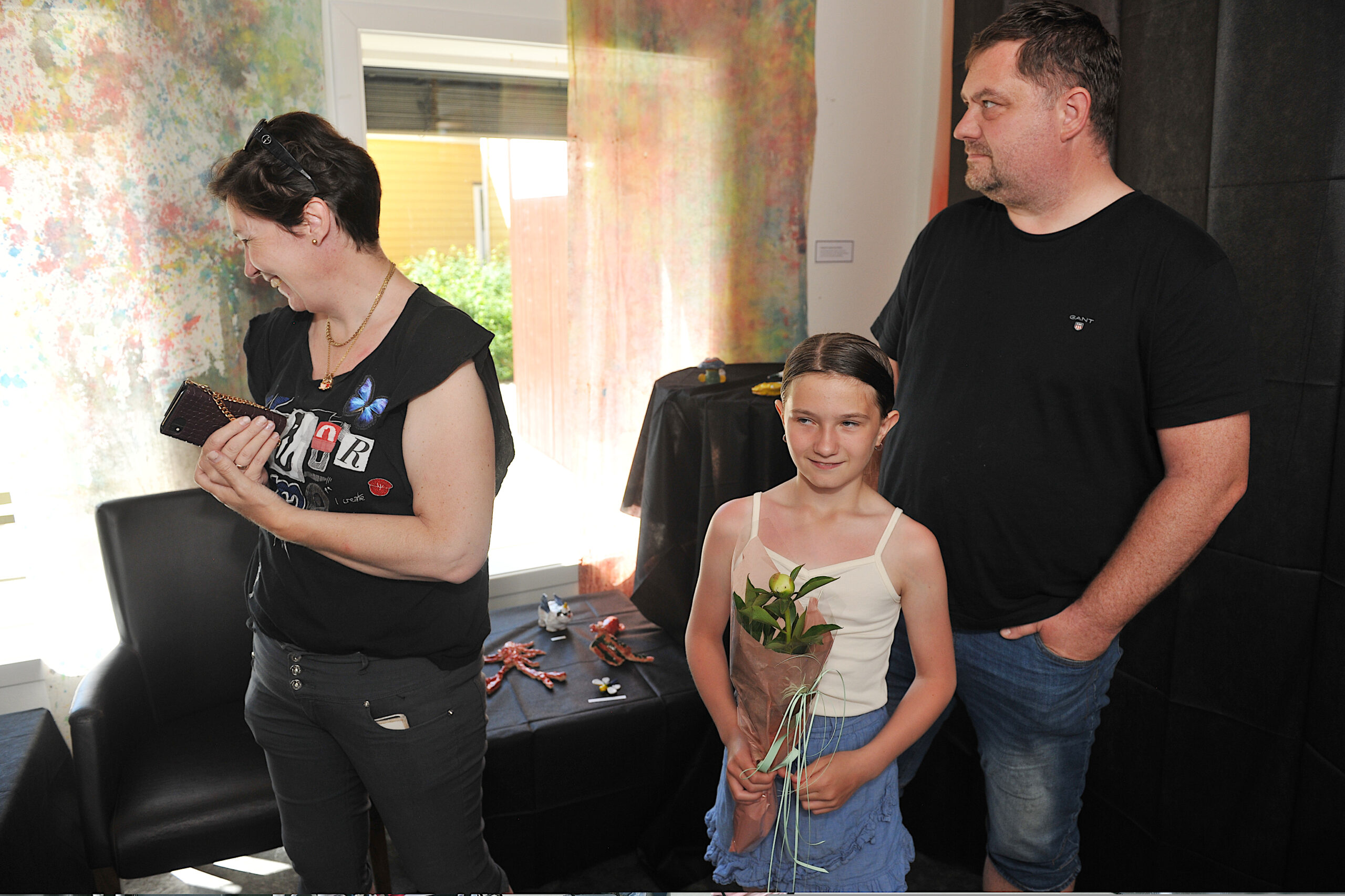 Kulturskoleelev Maren Olia Furuseth (i midten) guidet Anne Marit Furuseth og Ole Martin Furuseth i galleriet i Tyrielden.