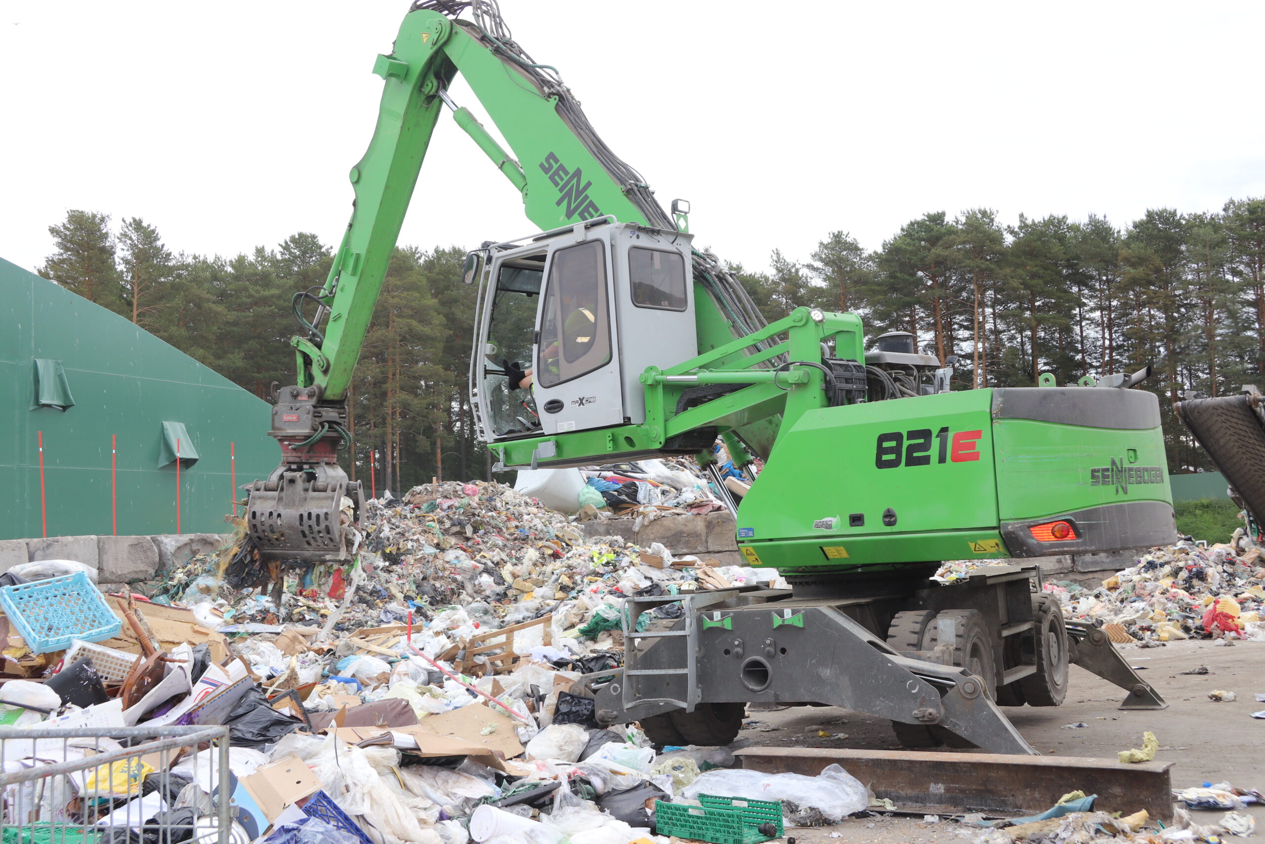 På avfallsstasjonen går man gjennom søpla manuelt for å sikre renest mulig sluttprodukter.