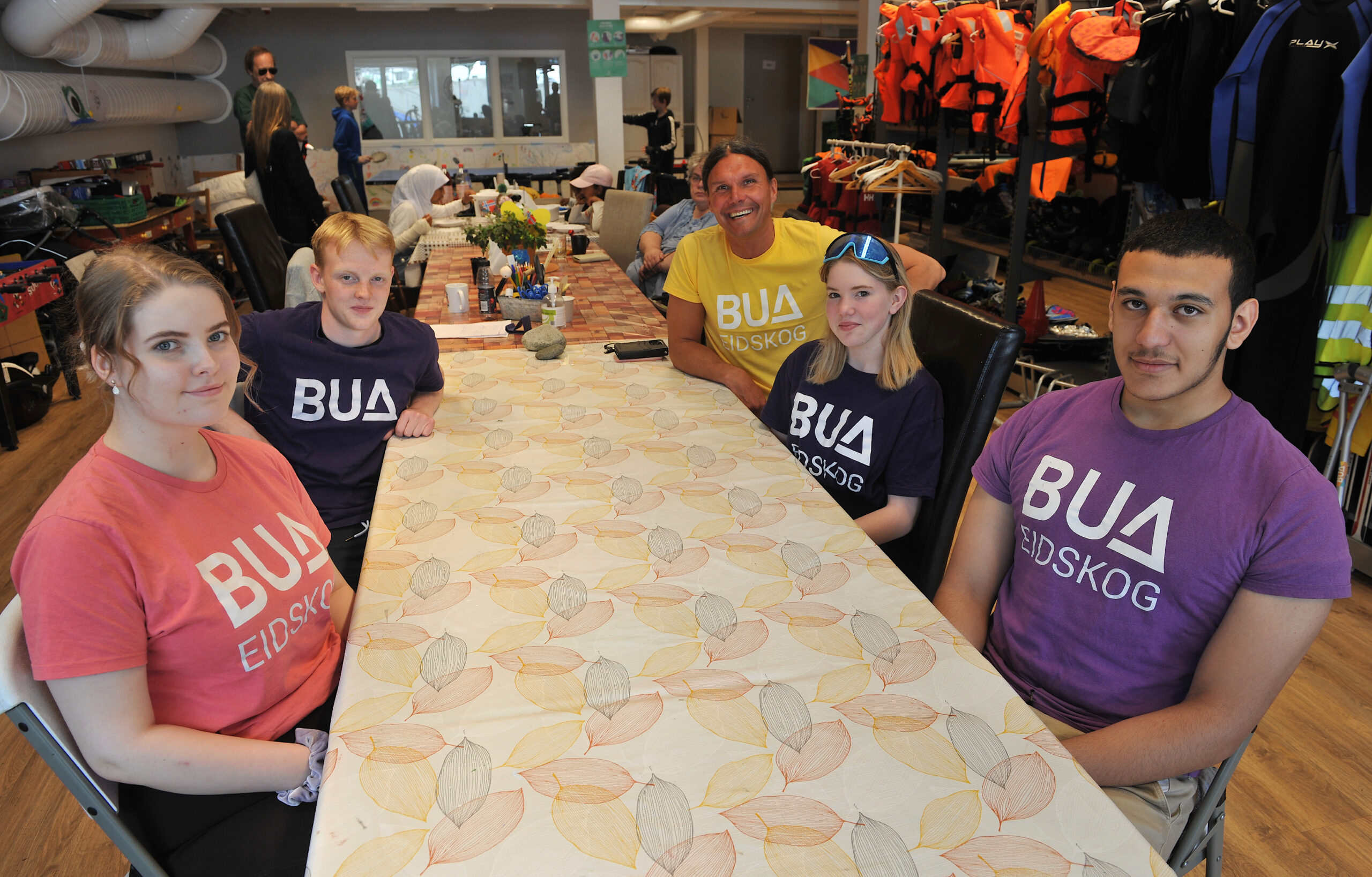 Klare for å dra på BUA-rundtur i Eidskog, fra venstre Synne Ekaas, Jonas Bjerknes, Jocke Leveborn Nilsson, Isabel Eriksen og Mahmod Alsadi.
