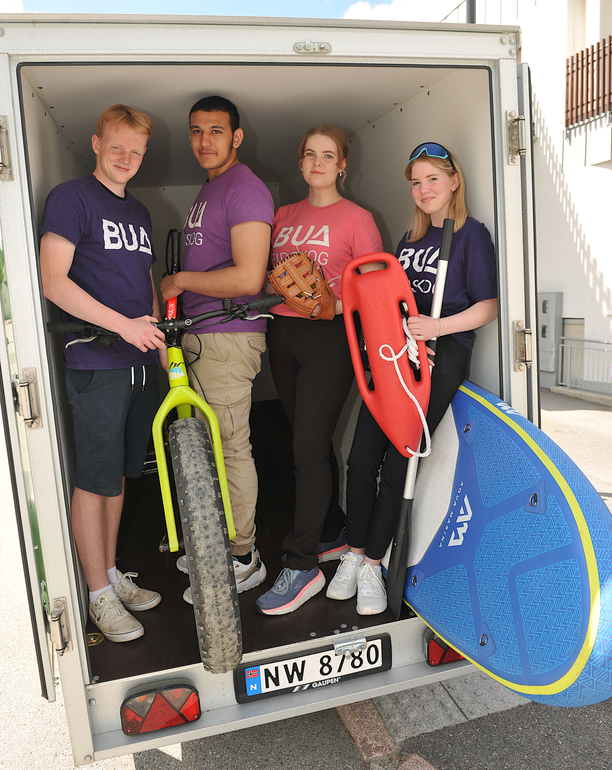 Disse er på sommerjobb og med hengeren på BUA on tour 22, fra venstre Jonas Bjerknes, Mahmod Alsadi, Synne Ekaas og Isabel Eriksen.