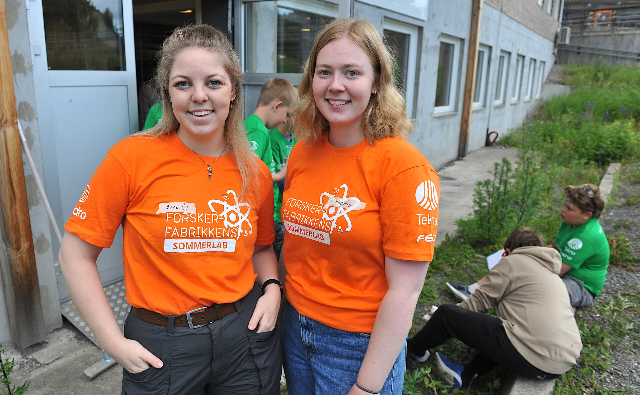 Sara Louise McElroy og Sigrid Yttreland guider elevene på sommerlab.