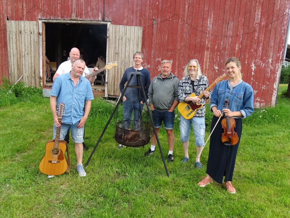 Bandet Gamlelandet har startet sesongen med nabokonsert hos Dagfinn Gressberg på Buholtet. Bak står bassist Lars "Larssa" Gøran Solsen og videre fra venstre Tormod Strid (gitar/vokal), Ole Viggo Møllerbråten (trommer), Einar Larsen (gitar/vokal) og Maren Rambøll Ruud (fiolin/vokal).