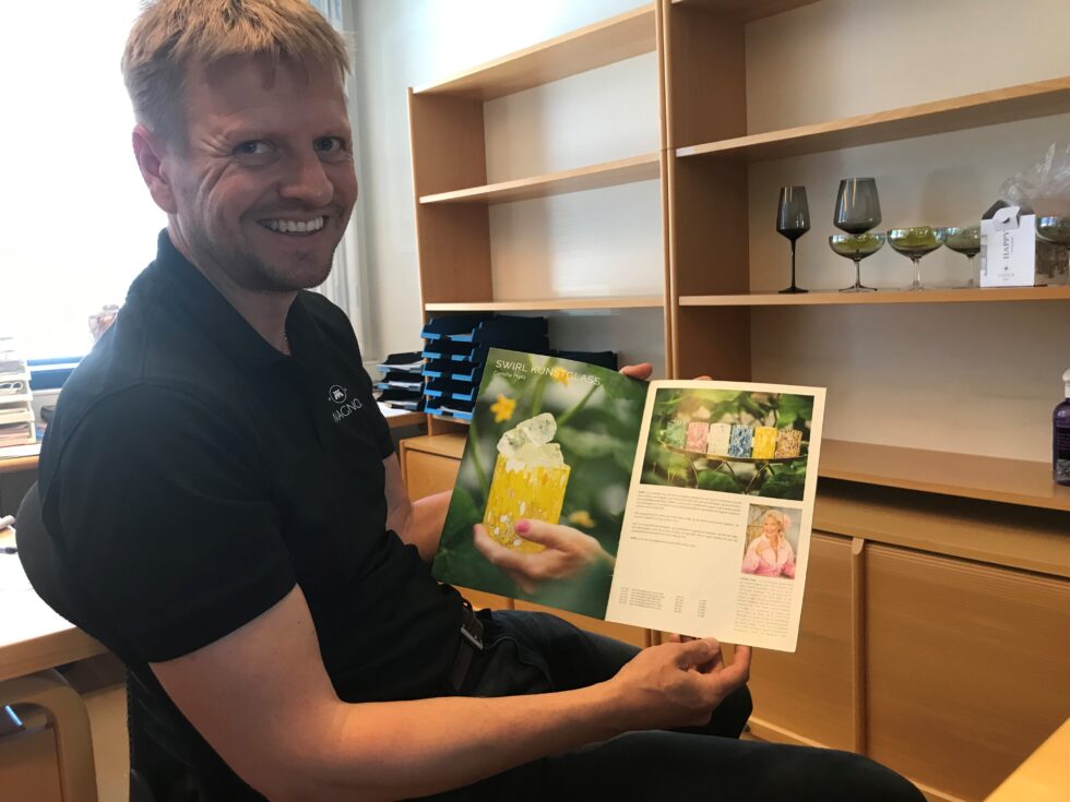 Driftssjef Øyvind Fjeld ved Magnor Glassverk med brosjyren for årets glass-nyhet "Svirl".