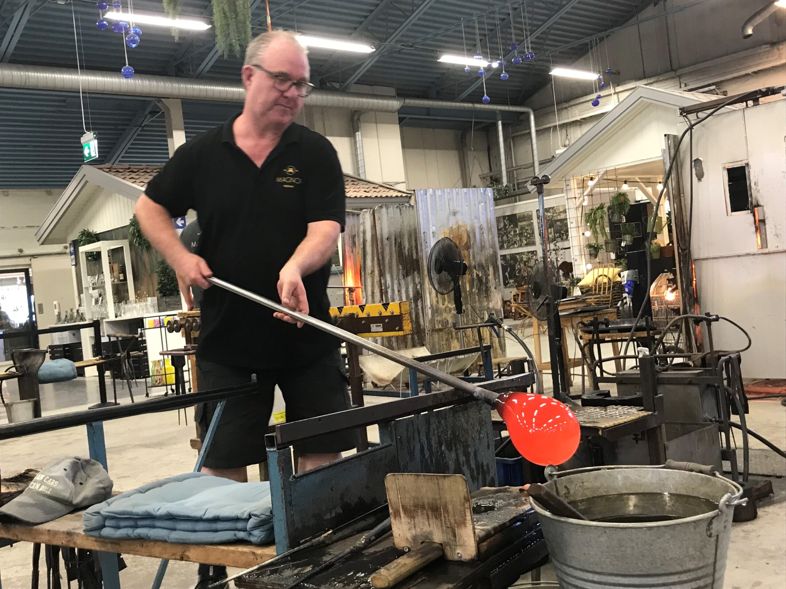 Glassblåser Magne Bentengen i aksjon.