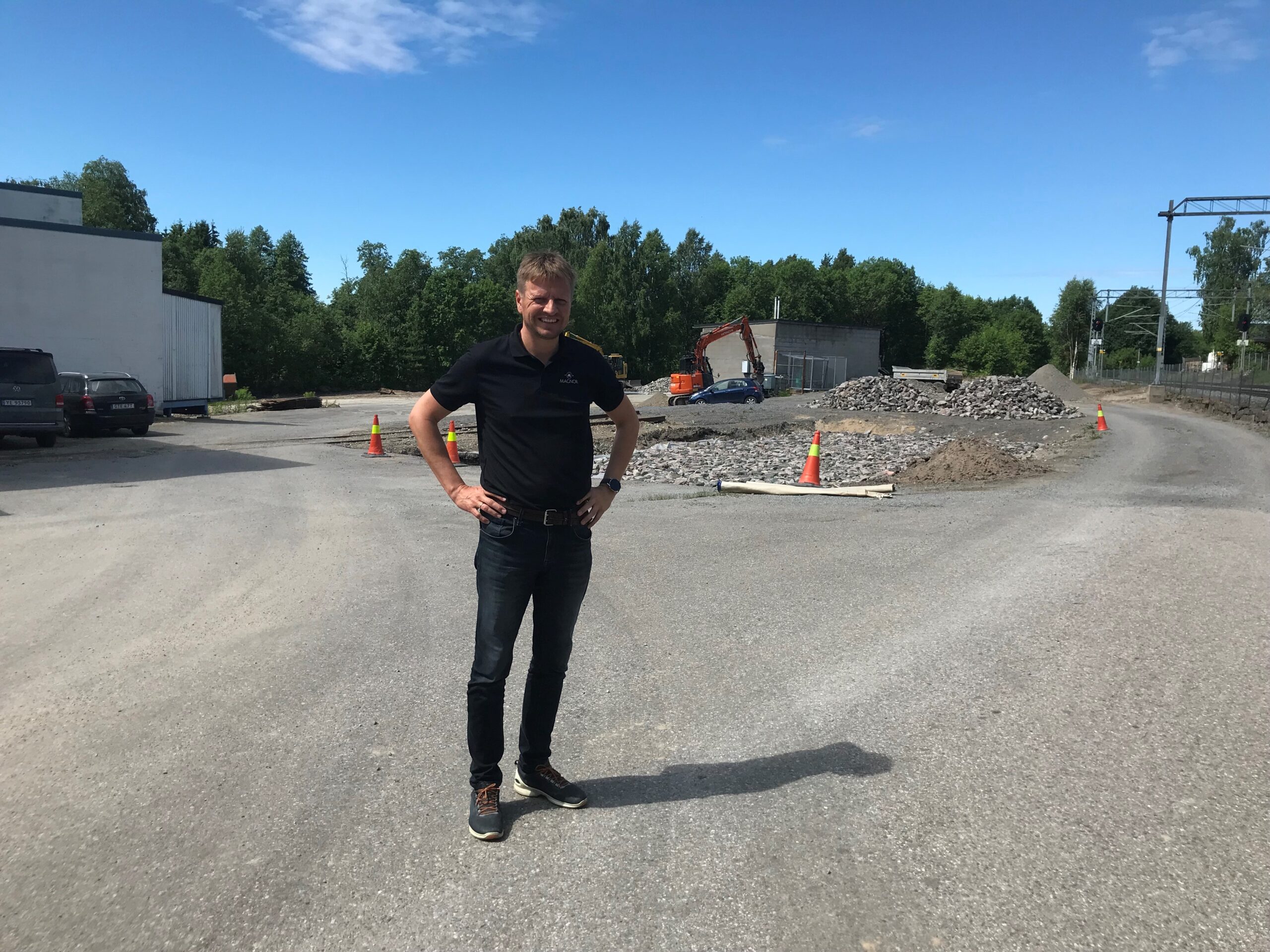 Lager-låven er borte og omliggende arealer klargjøres for en tredobling av parkeringskapasiteten ved Magnor Glassverk.