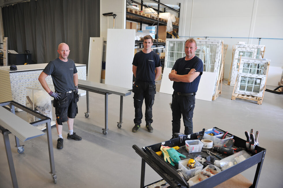 Proffcamp produserer og monterer rundt 60 såkalte spikertelt i året. Her fra utstillingen utenfor bedriften på Matrand.