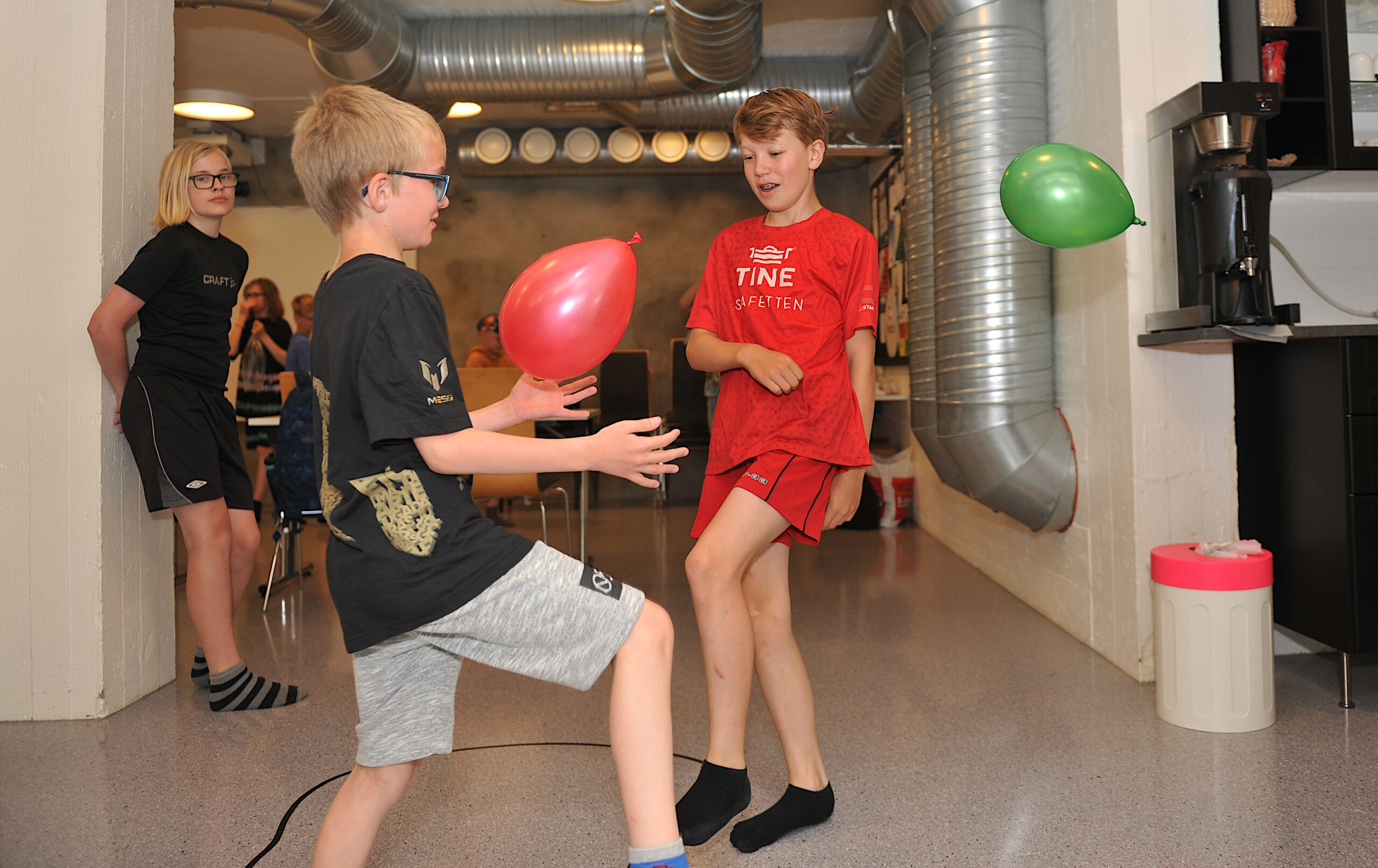 Mye en kan gjøre med en ballong. Alfred Emmet Asp Søraa og Fredh-Nicklas Linnerud-Knutsen trikser mellom eksperimentene. Sebastian Asp Søraa har oversikten.