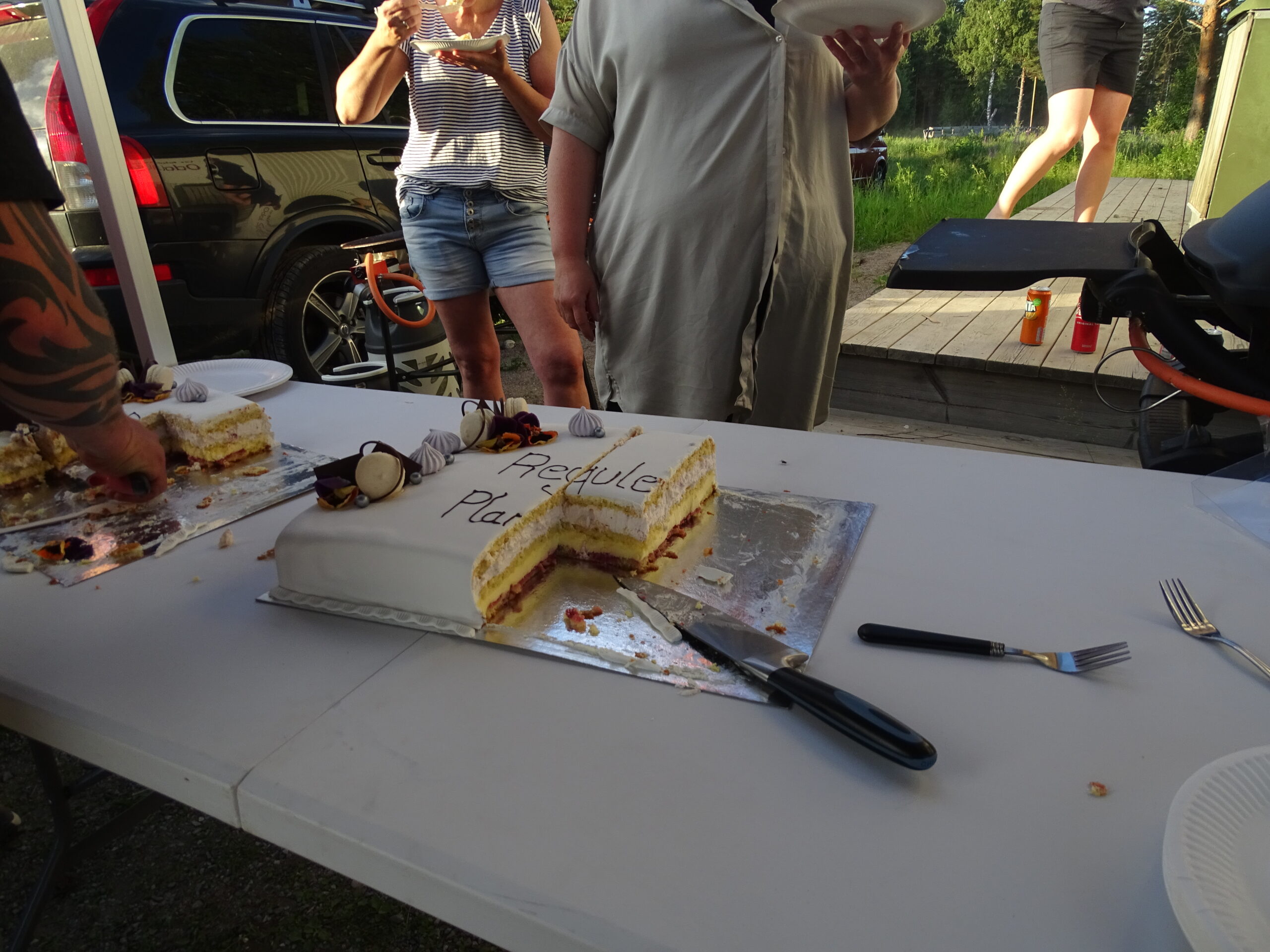 Reguleringsplanen for crossbanen ble feiret med kake.