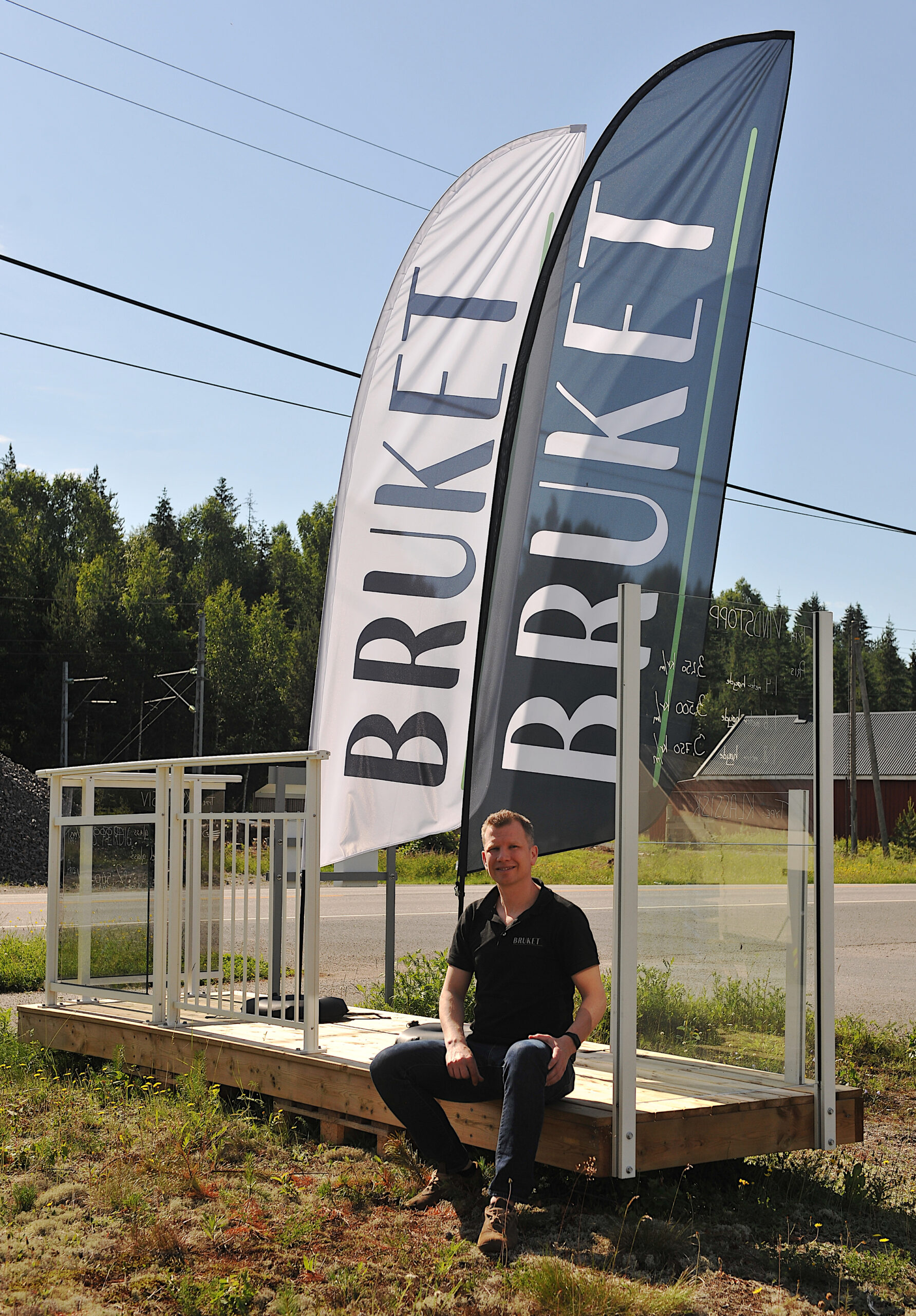 Daglig leder Bjørn-Toni Bakken midt i rekkeverkutvalget på Bruket AS.