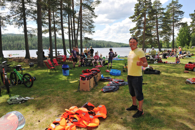 BUA-leder Jocke Leveborn Nilsson med utstyr, sommerjobbende ungdom og frivillige med BUA on tour 22 på Øyungen.