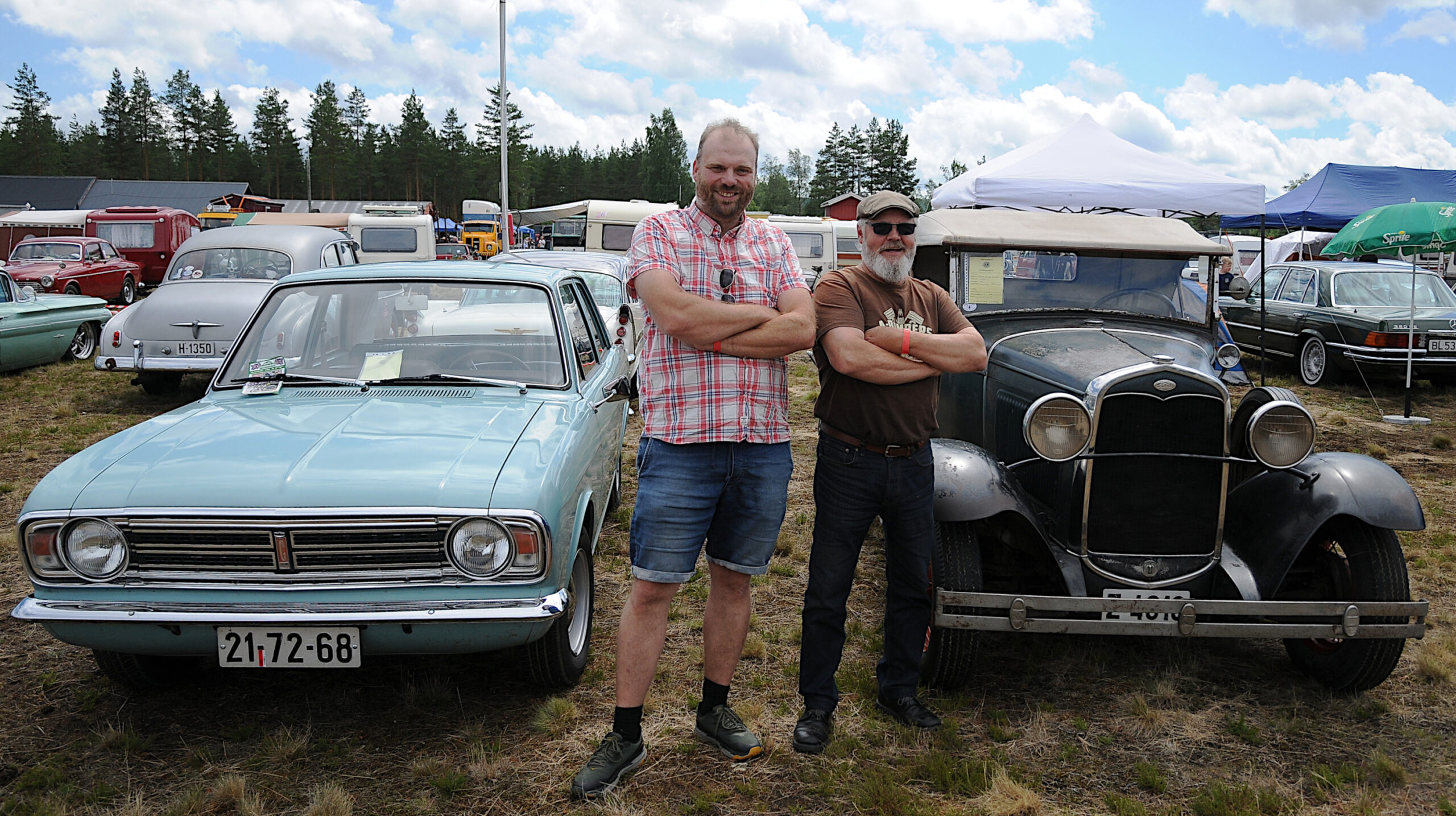 Fra venstre – Ford Cortina 1967 modell, garantert 54.000 kilometer – for historien skal ha det til at den opprinnelig var eid av en toller i Oslo. Han gikk til jobb og brukte bare bilen om sommeren. Den var innom blant annet Gjøvik før den havnet hos Bjørn Håkon Langbrumoen fra Skotterud. Steinar Kisamoen, også fra Skotterud, eier bilen til høyre. Ford model A 1931, hentet til Tønsberg og Norge i 2014 fra Pennsylvania i USA, Kisamoen så den på et stevne i Uddevalla, ble forelsket og det gikk som det gikk. Bilen er helt original med unntak av hjulene som er fra en 1935 modell.