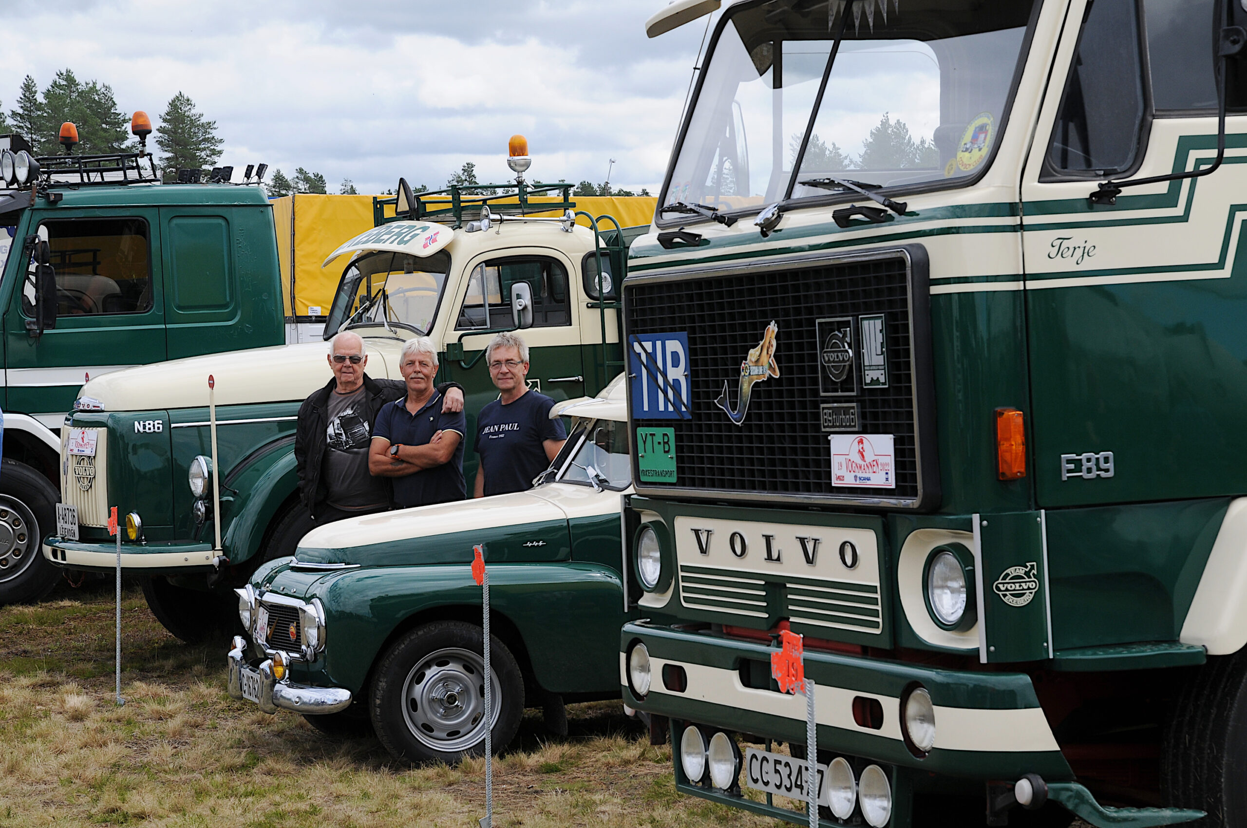 Fra høyre: Volvo FB89 1975 modell – den gang den største Volvoen med 330 hestekrefter, bilen gikk opprinnelig på Dyno i Lillestrøm som tankbil og eies av Terje Ekeberg fra Råde (th), Volvo Duett 1957, hadde trolig sin første år som rørleggerbil i Oppegård og eies av Sverre Thu fra Moss (i midten), Volvo N86, 1967 modell, bilen har originale skilter, har gått som leievogn i Oslo eies av Odd Ekeberg fra Rygge (tv). I gamle dager – altså da disse bilene ble produsert, gikk kilometertelleren til 100.000, så begynte den på 000.000 igjen. Når en spør hvor langt disse bilene har gått får en alltid til svar, noen runder.