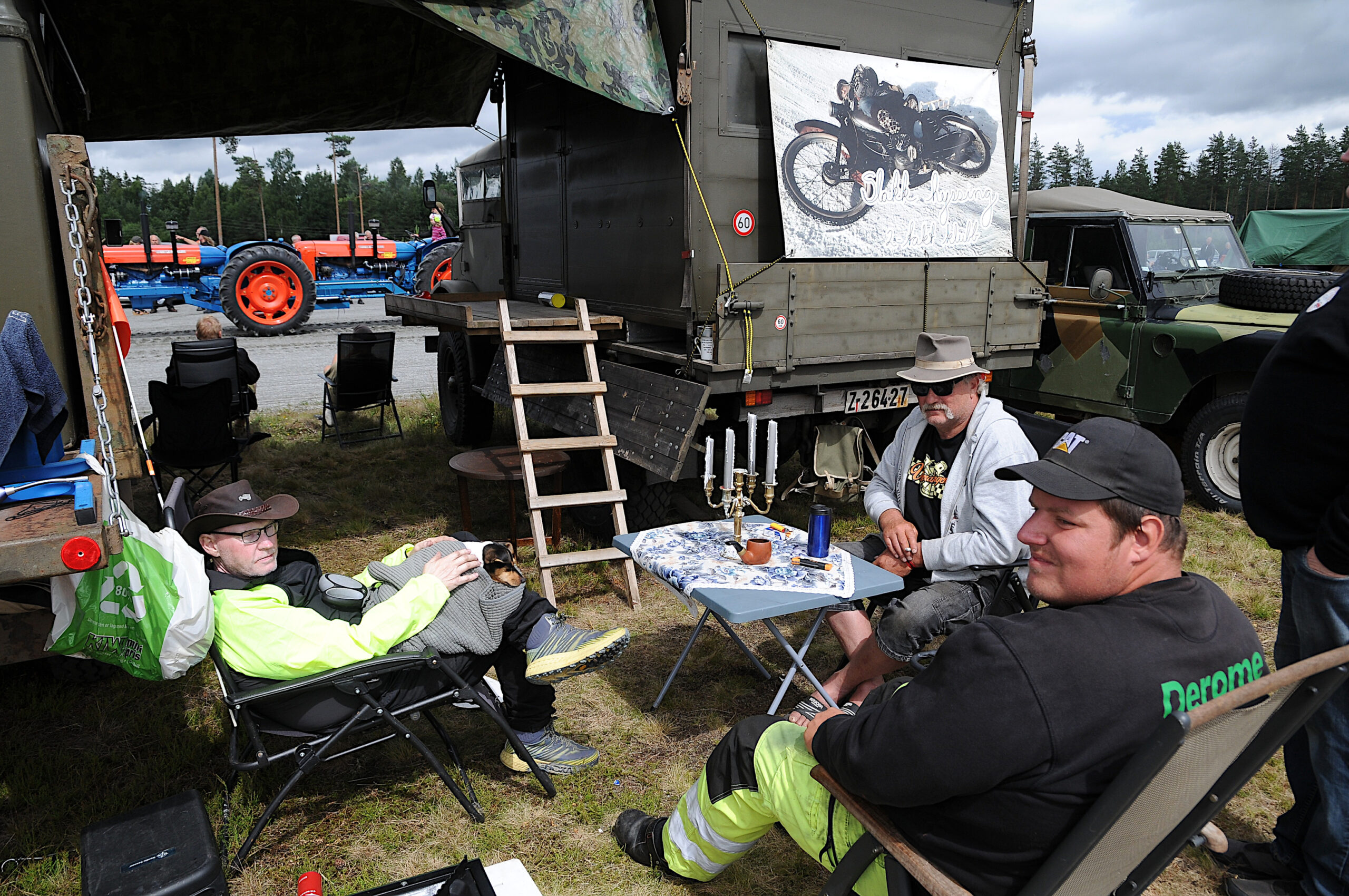 Bjørn Ole Jensen fra Atrå i Tinn, Øyvind Herland fra Svarstad ved Larvik og Trond Myrvold fra Hvittingsfoss kom til Magnor med flere mopeder torsdag. Når de reiser på tur tar de aldri raskeste vei, alltid den peneste. De rakk dessverre ikke defileringen lørdag formiddag, det ble en sein fredagskveld.