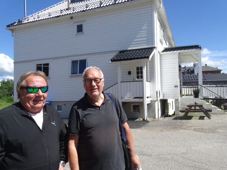 Hotelleier og -driver Kjell Nilsen med Eidskog-turist og oppussings-flyktning fra Oslo, Arne Tømmerås.
