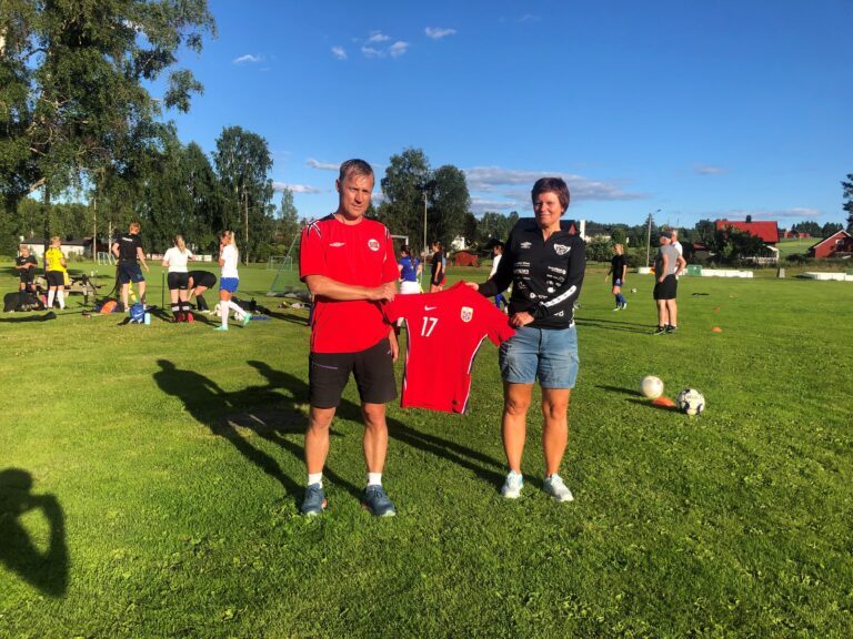Trener for damelaget Martin Bonnerud og leder i Eidskog fotball Solfrid Brenna med sine lånte landslagsdrakter.