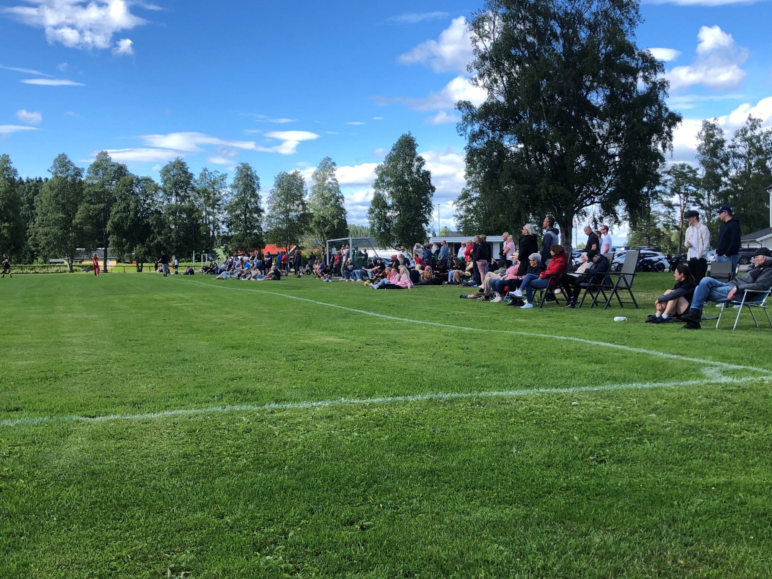 Stor mengder folk på den ene langsiden under damekampen.