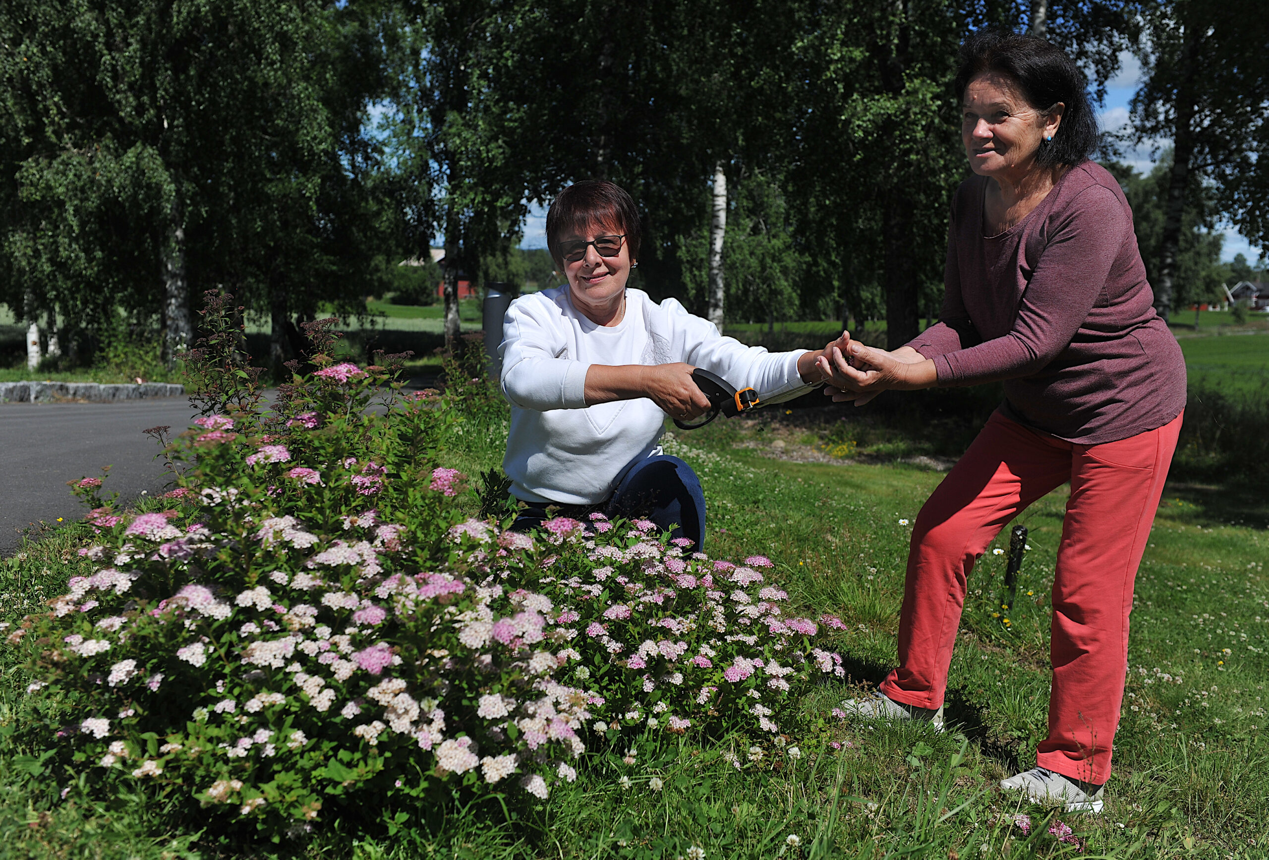 Tetiana Bundarenko og Natalia Hlushchenko steller blomster 300 mil borte fra krig og hjem.